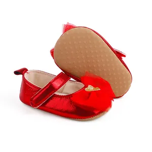 Detailansicht der glänzenden roten Baby-Prinzessinenschuhe mit weicher Anti-Rutsch-Sohle