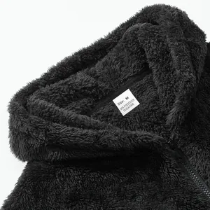 Détail en gros plan d'une veste en polaire noire montrant la texture et l'étiquette
