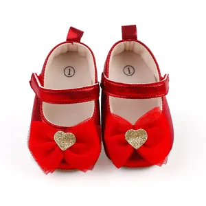 Elegante rote Babyschuhe für Mädchen mit Netzschleife und glitzerndem goldenen Herz