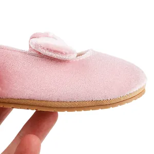 Primer plano de zapato de princesa de terciopelo rosa para bebé con suela