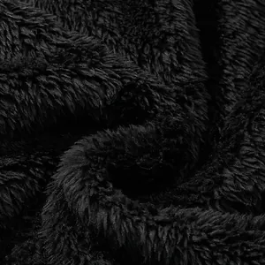 Gros plan sur un tissu polaire noir double face pour vestes d'hiver.
