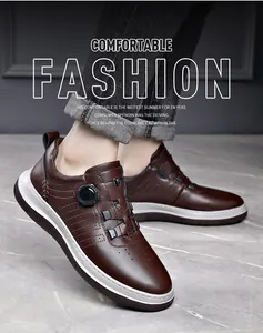 Detalle de zapatos de golf para hombre en cuero marrón con cierre de hebilla giratoria.