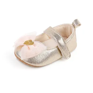 Eleganter goldener Babyschuh für Mädchen mit rosa Netzschleife und Glitzerherz.