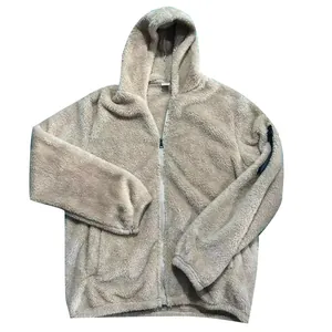 Warme beige Fleecejacke mit Kapuze und Reißverschluss für Herren im Winteroutfit