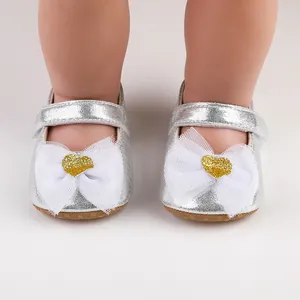 Silberne Babyschuhe für Mädchen mit weißen Netzschleifen und goldenen Glitzerherzen