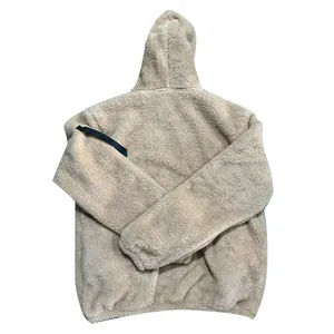 Rückansicht einer beigen Herren-Fleecejacke mit Kapuze und weicher flauschiger Textur