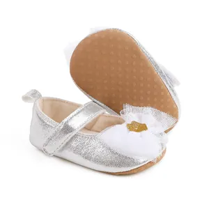 Elegante silberne Glitzer-Babyschuhe für Prinzessinnen mit weißer Schleife und Antirutschsohle.