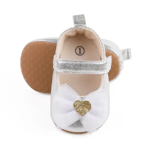 Silberne Prinzessinnenschuhe für Babys mit weißer Spitzenschleife und Herzdetail