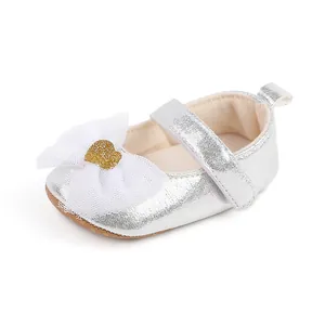 Detailansicht der silbernen Baby-Prinzessinnen-Schuhe mit Schleife und Goldherz
