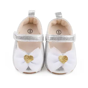 Silberne Baby-Prinzessinenschuhe mit weißen Netzschleifen und goldenen Glitzerherzen.