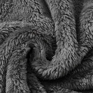 Vue macro montrant la texture douce du détail du tissu polaire arctique gris double face