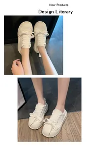 Dettaglio macro di scarpe da ginnastica bianche platform in pelle da donna indossate sui piedi