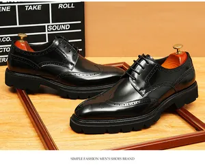 Gros plan de chaussures richelieu noires en cuir avec perforations et lacets élégants