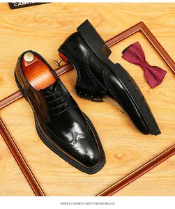 Vue détaillée de chaussures richelieu en cuir noir avec bout fleuri classique