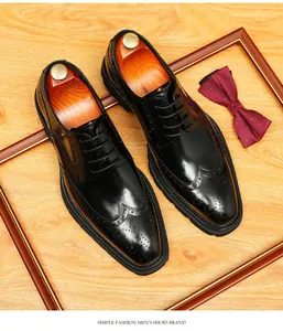 Vue détaillée de chaussures Brogue noires pour hommes avec bout ailé et lacets