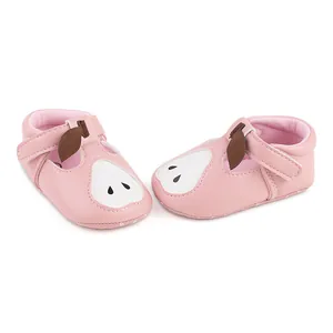 Vue détaillée de chaussures de marche roses pour bébé avec motif poire mignon et semelle