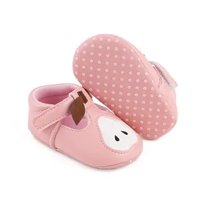 Détail de chaussures de marche roses pour bébé avec semelle antidérapante