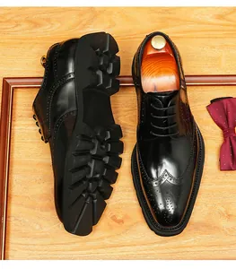 Vue détaillée de dessus des chaussures richelieus noires en cuir pour hommes