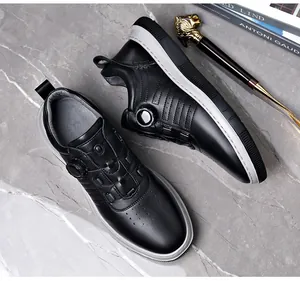 Vista detallada de zapatos de golf negros para hombre con hebilla giratoria en mármol