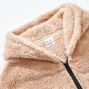Détail de la veste en polaire à capuche pour homme avec texture douce et étiquette