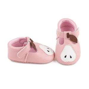 Vue détaillée de chaussures de marche roses pour bébé avec motif poire et semelle en gomme