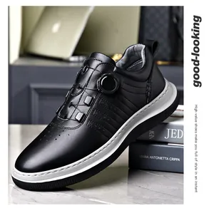 Primer plano de zapato casual negro para hombre con sistema de cierre dial
