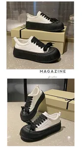 Angolazioni diverse di eleganti scarpe platform bianco e nero con scatola di scarpe premium.