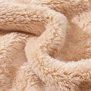 Détail de la texture du tissu polaire beige doux idéal pour la chaleur hivernale