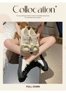 Sneakers casual con suola platform e lacci a fiocco mostrate in un ambiente interno
