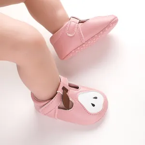 Gros plan de chaussures de marche roses pour bébé avec semelle antidérapante et motif fruit