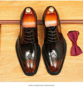 Vue de dessus de chaussures richelieu en cuir marron avec embauchoirs en bois et nœud papillon