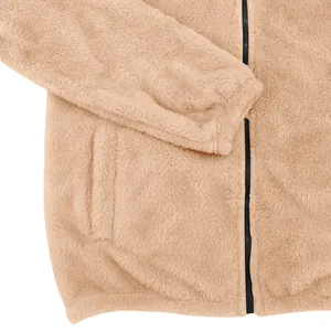Gros plan d'une veste en polaire beige avec fermeture éclair noire et poche