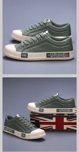 Gedetailleerde macro-weergave van legergroene canvas sneakers met beige rubberen zolen