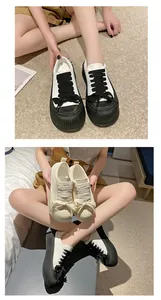 Dettaglio di sneaker color-block con suola spessa presentate in un contesto quotidiano.