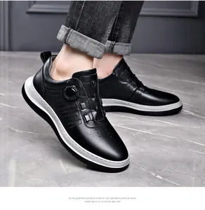 Detalle de zapatos de golf de cuero negro con sistema de cierre rotativo moderno.