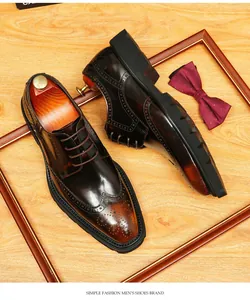 Vue détaillée de chaussures richelieus en cuir marron pour hommes avec bout carré