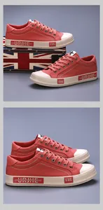 Close-up van casual oranje canvas herenschoenen met stijlvolle zoolgraphics