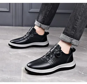 Detalle de zapatos de golf casuales para hombre con sistema de cierre de hebilla giratoria