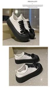 Sneakers con zeppa bianche e nere alla moda con spesse suole a coste da donna