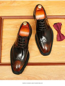 Gros plan de chaussures richelieu en cuir marron avec motifs fleuris et bout carré chic