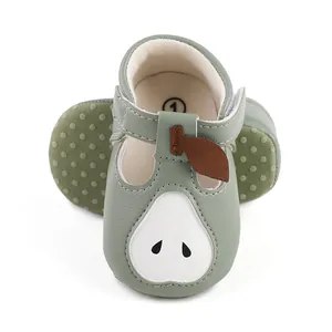 Vue détaillée de chaussures de marche pour bébé avec motif poire et semelle antidérapante