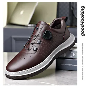 Vista detallada de zapatos de golf marrones para hombre con sistema de cierre rotativo
