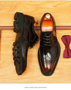 Vue détaillée de chaussures richelieu en cuir marron avec motifs fleuris et semelle crantée.
