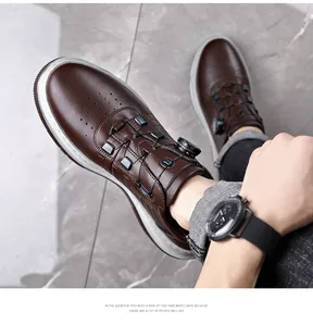 Detalle de los zapatos de golf marrones para hombre con sistema de cierre giratorio