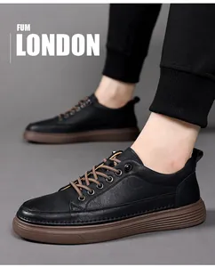 Vista detallada de los zapatos casuales de cuero negro retro para hombre con suelas marrones.