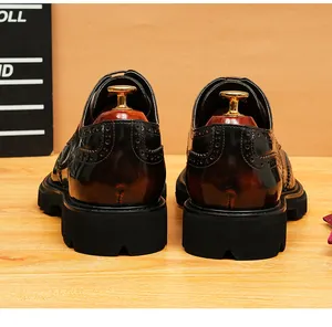Vue arrière de chaussures richelieu marron pour hommes avec bout fleuri