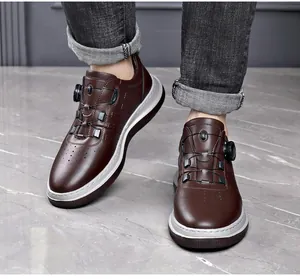 Detalle de zapatillas de cuero marrón para hombre con sistema de cierre giratorio.