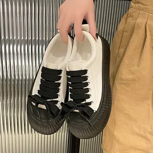 Sneaker chunky con plateau, lacci spessi e dettagli a fiocco neri