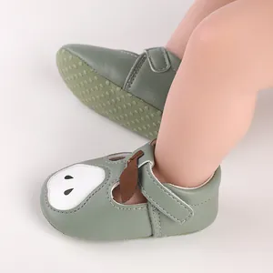 Détail de chaussures de marche souples vert sauge pour bébé avec semelle antidérapante