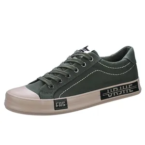 Klassieke olijfgroene heren canvas sneakers met beige rubberen zool en casual vetersluiting